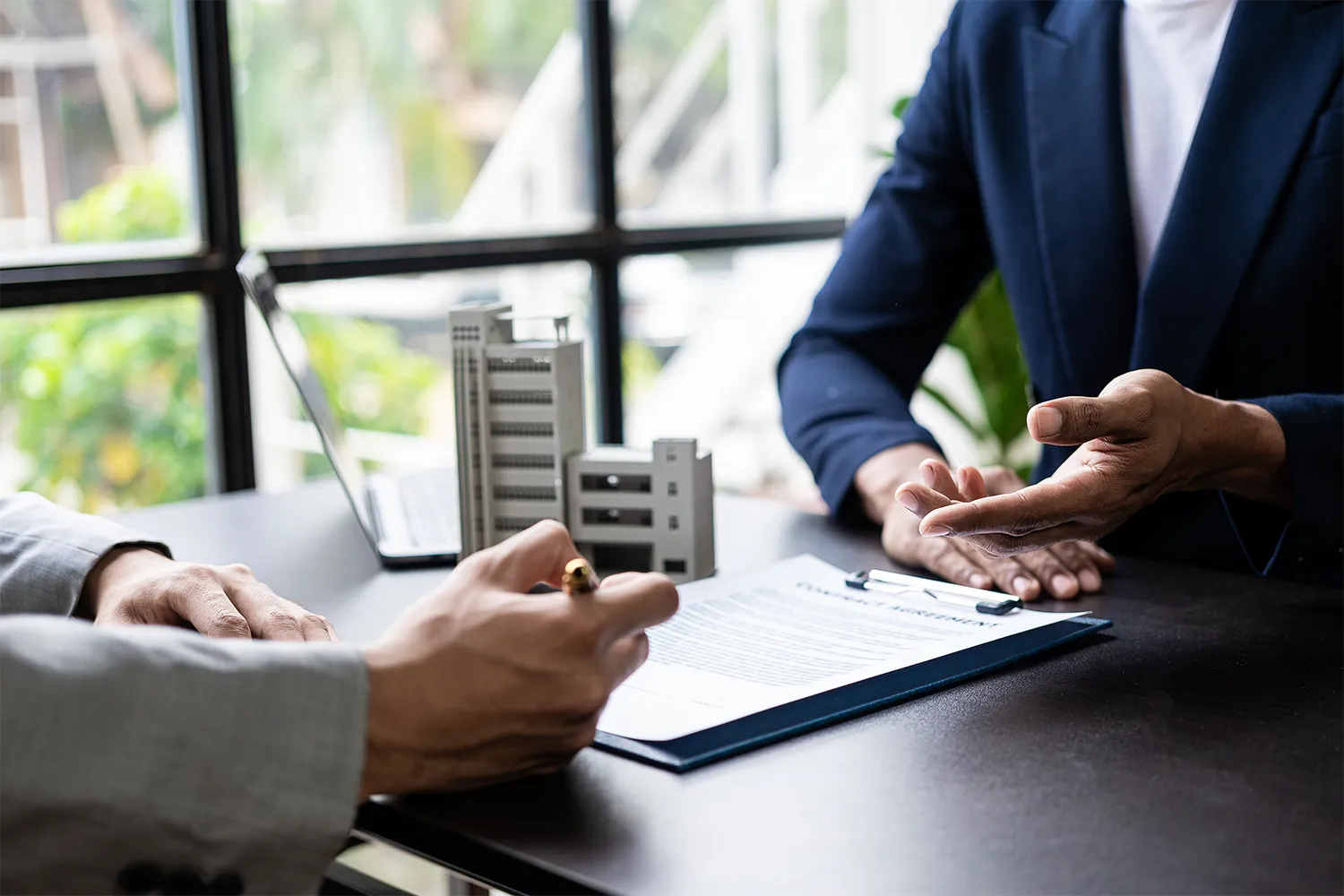 Signature d'un contrat d'assurance multirisque immeuble